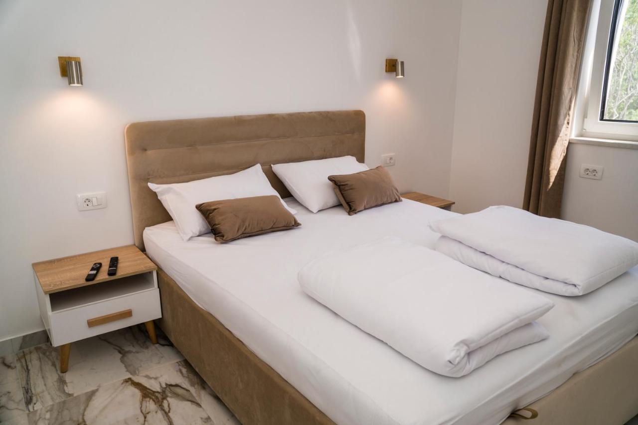 Apartman Luka With Pool & Jacuzzi