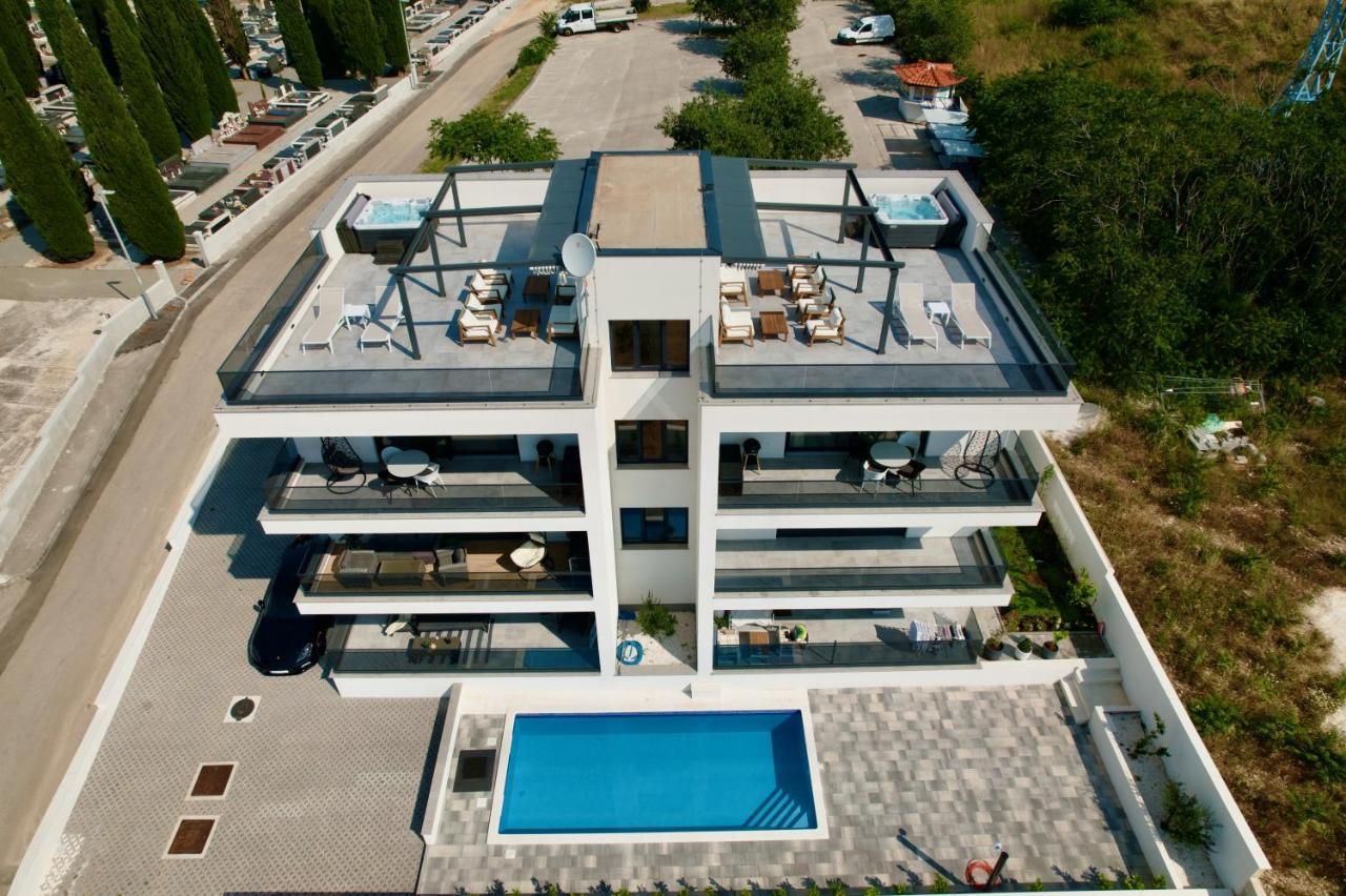 Luka With Pool & Jacuzzi *